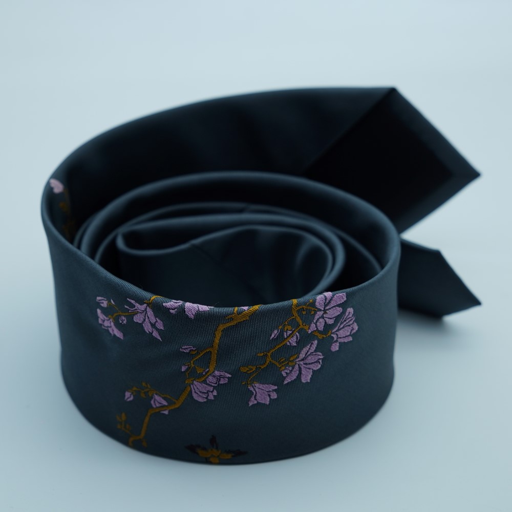 Photochromic necktie