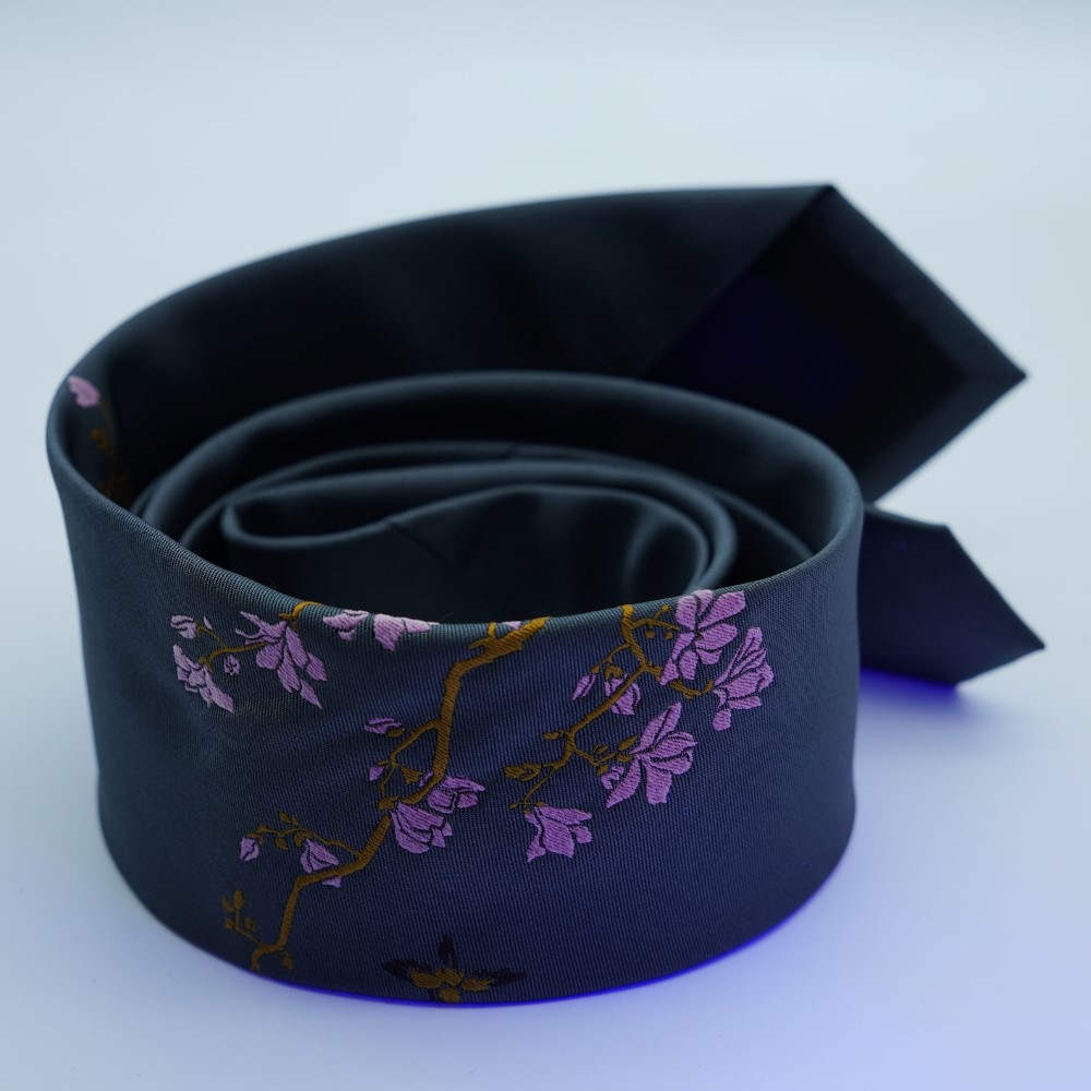 Photochromic necktie